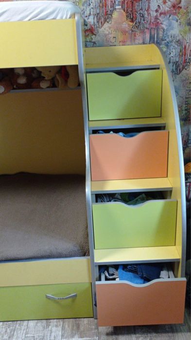 Двохповерхове дитяче ліжко з шафою. Меблі в дитячу кімнату