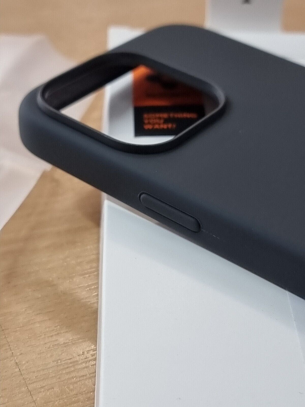 Spigen silicone fit iphone 13 pro black