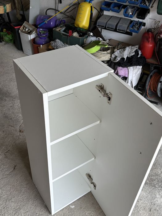 Szafka biała robiona przez stolarza z półkami