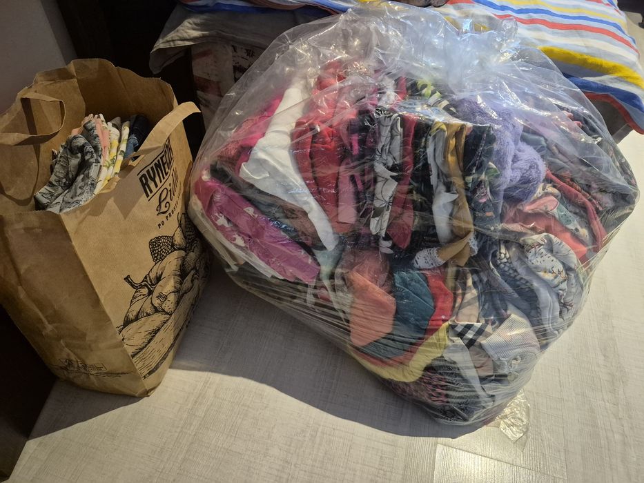 Cały worek ubran rozmiary.od98 do 110 ponad 109szt