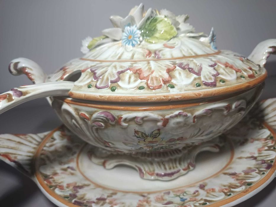 Terrina Antiga em Faiança – Decoração Floral e Relevos