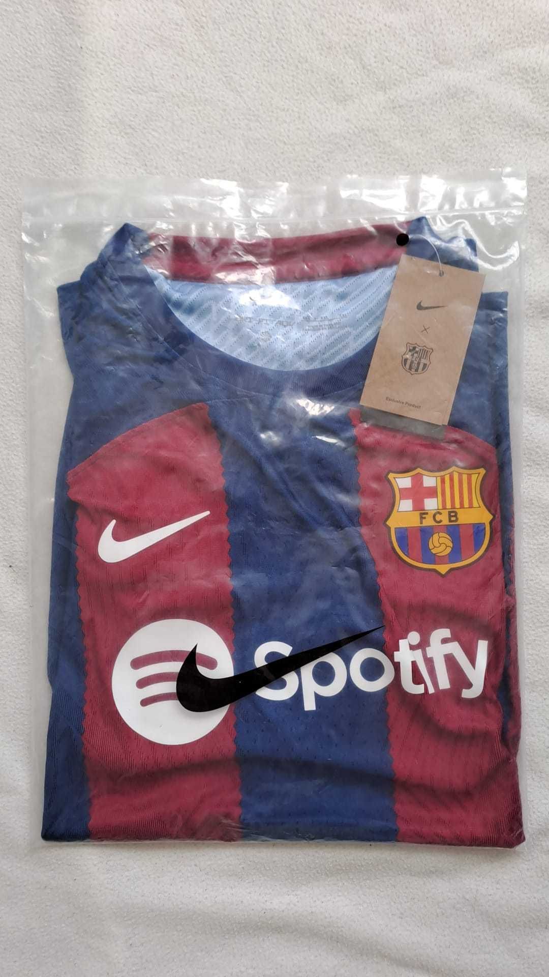 Nowa koszulka FC Barcelona, model domowy 2023/34, wersja piłkarza