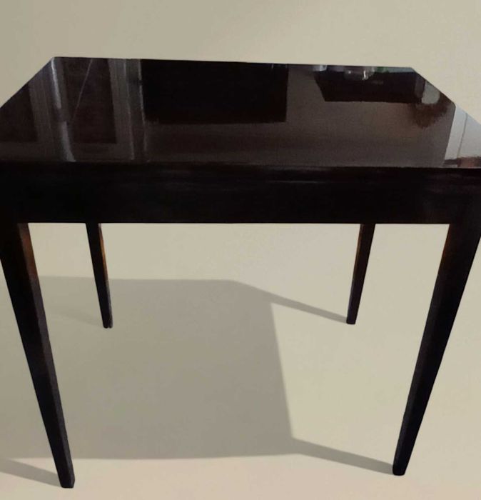 Rozkładany brązowy stół drewniany