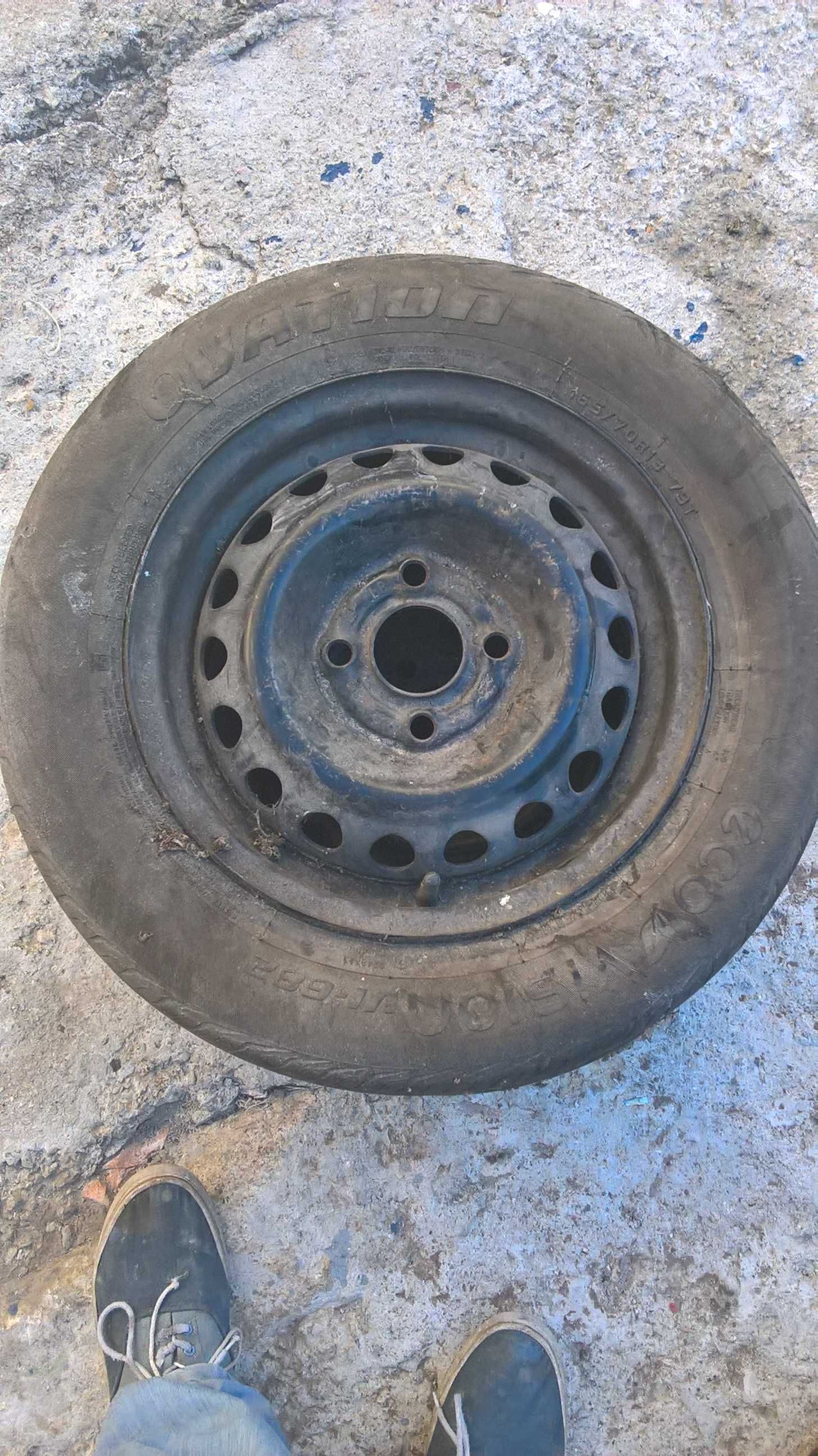 uma jante 14 com pneu 185/60