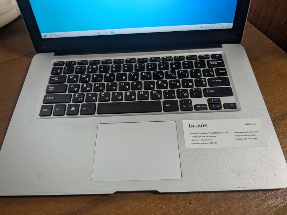 Bravis NB141 легкий ноутбук, з великої батареєю