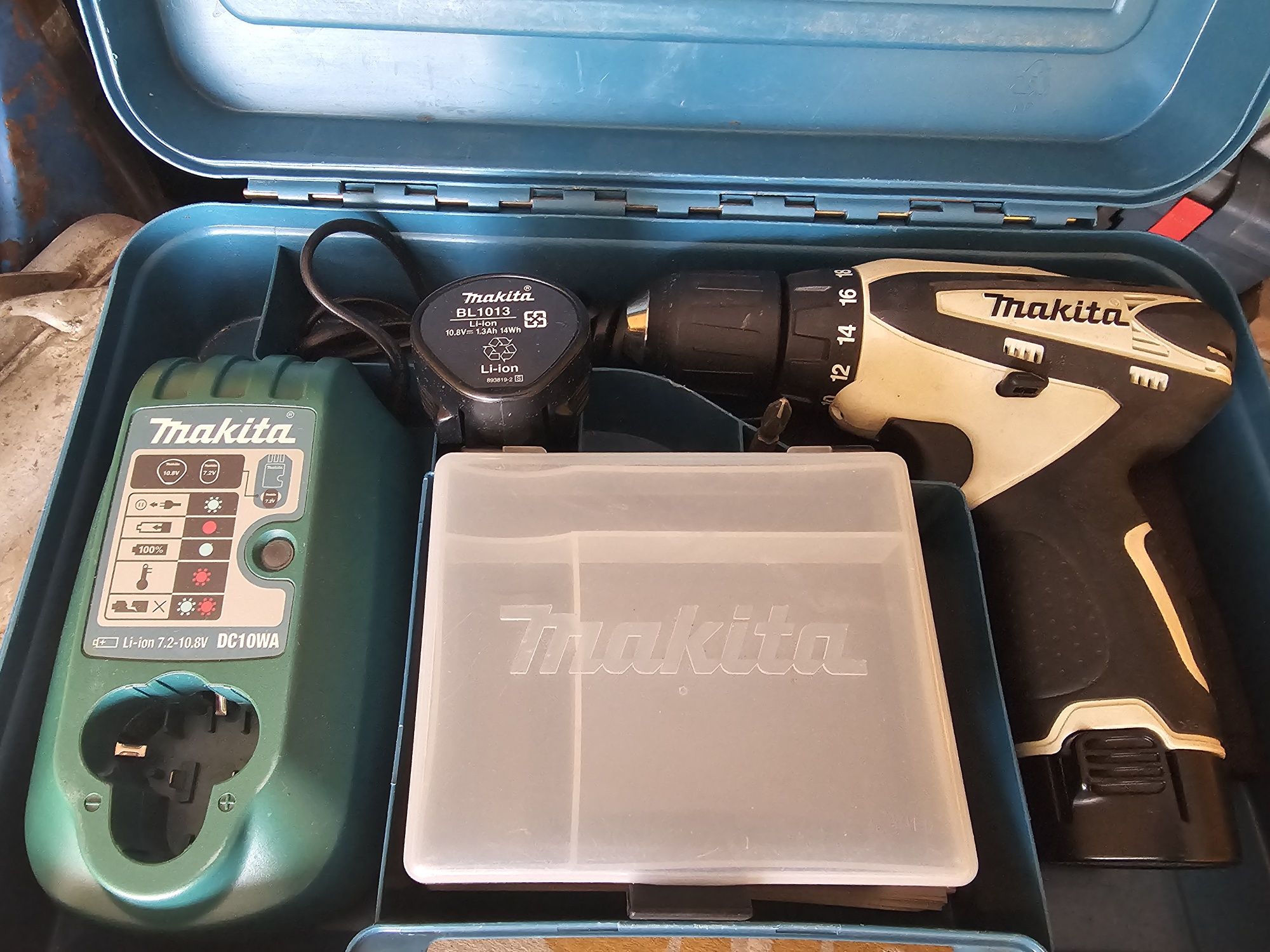 Шуруповерт аккумуляторный Makita DF330DWE