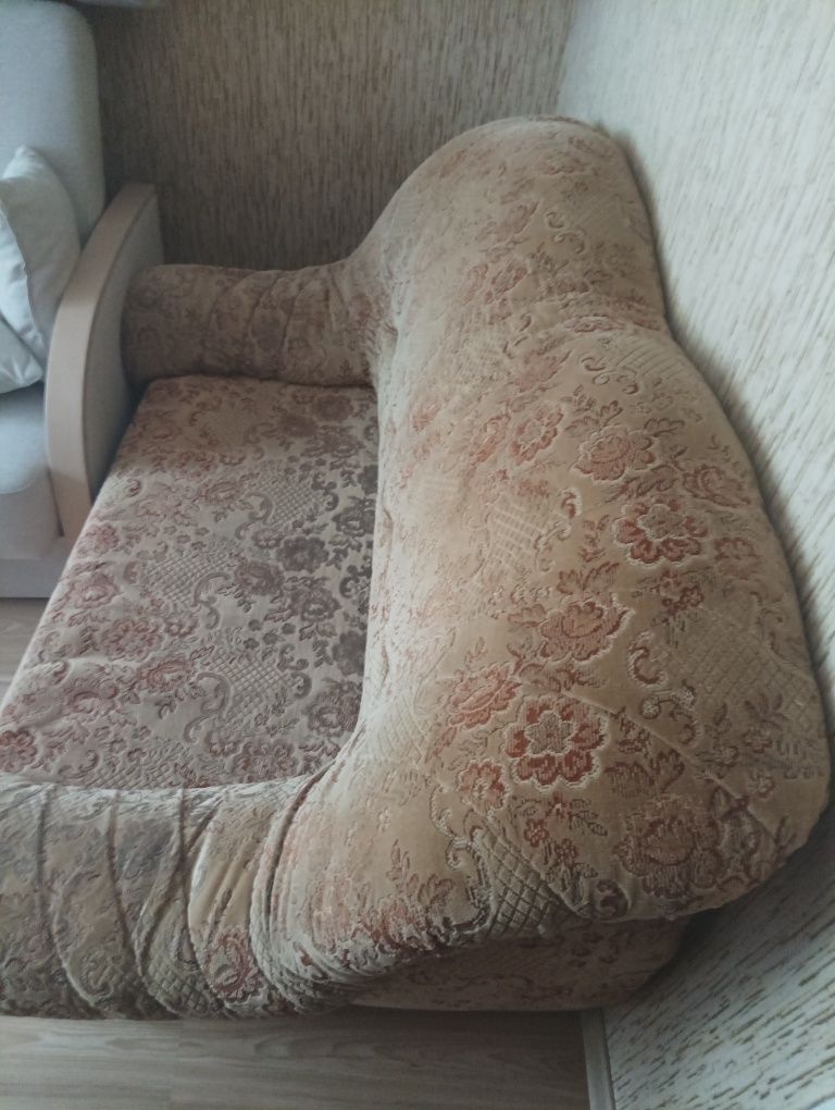 Stara sofa rozkładana