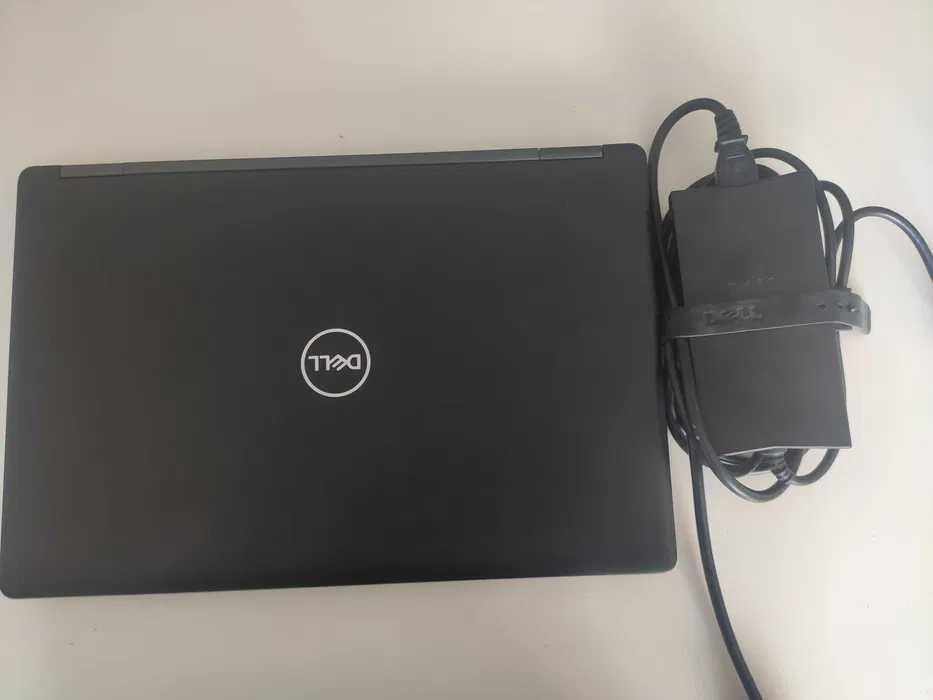 Dell 5590 stan super jak nowy, bo użytkowany był przez stację dokującą