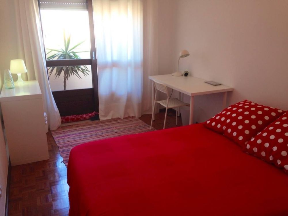 Quarto com varanda no centro ambiente tranquilo