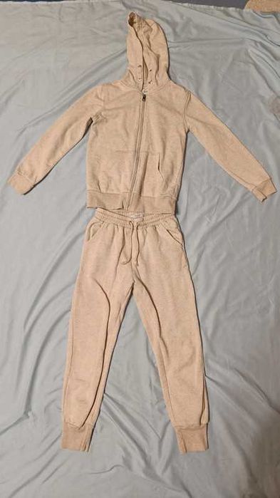 Dres zestaw beżowa bluza i spodnie dresowe Reserved 140