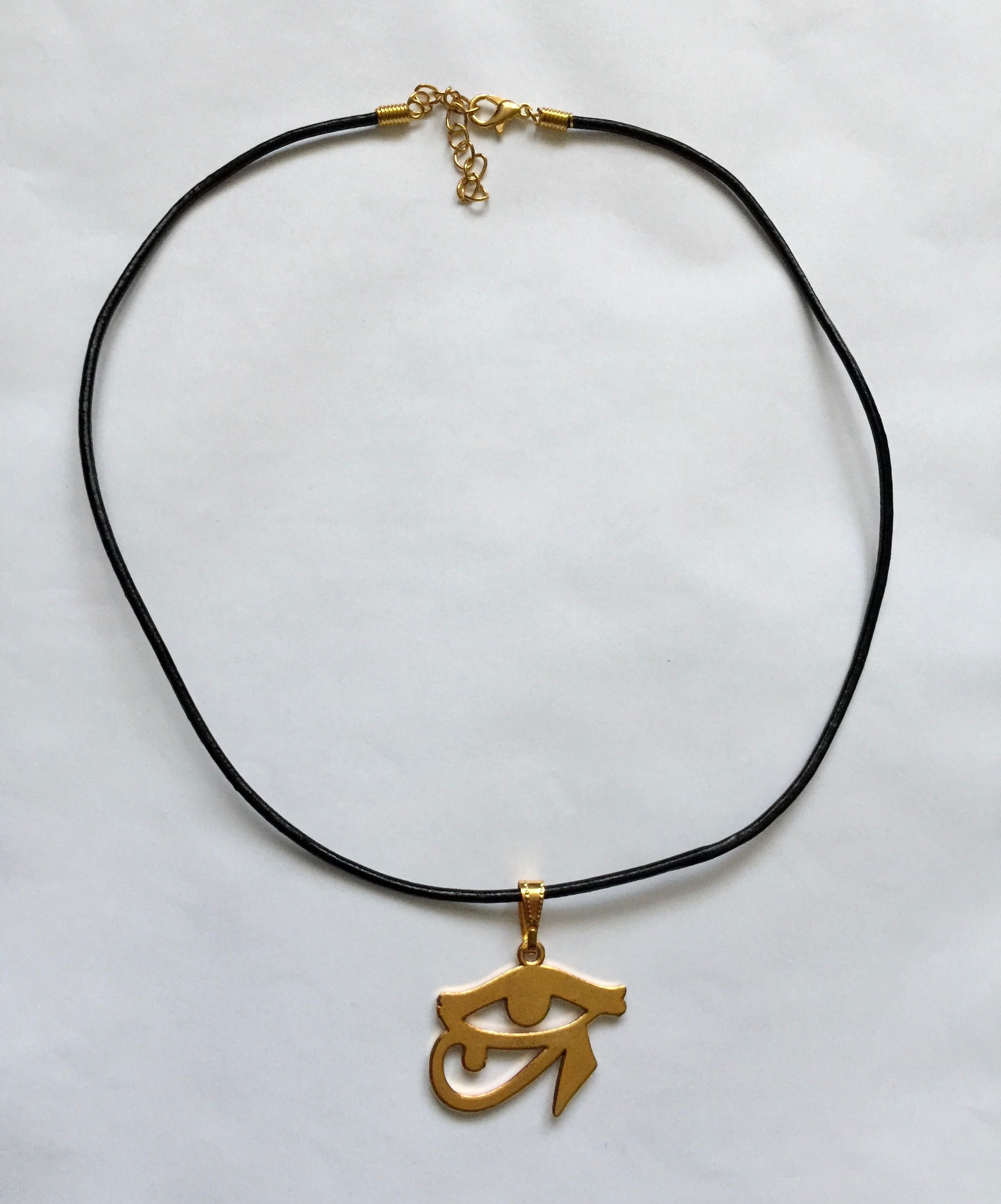 Egipt amulet Oko Horusa zawieszka na czarnym rzemyku złota