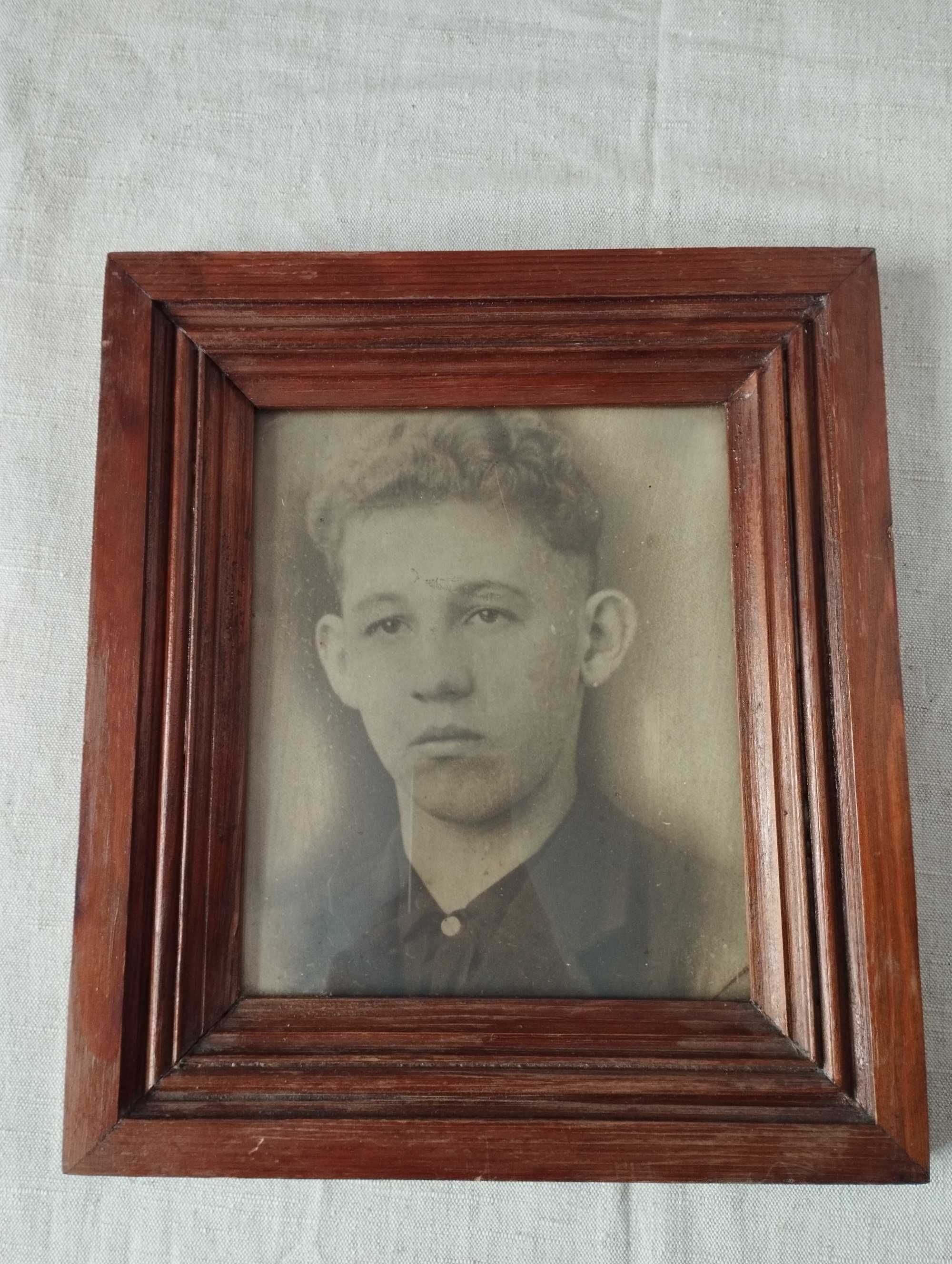 stary obrazek portret chłopca w drewnianej ramce