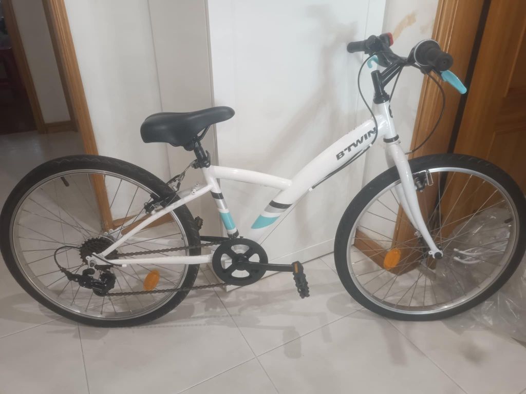 Bicicleta nova  BTWIN 24 X 1.75 preço é de 150 a 200 euros
