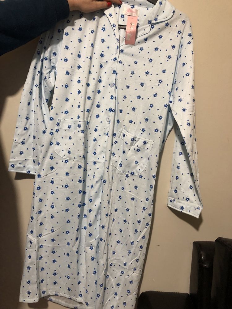 Camisa de dormir azul e de padrão