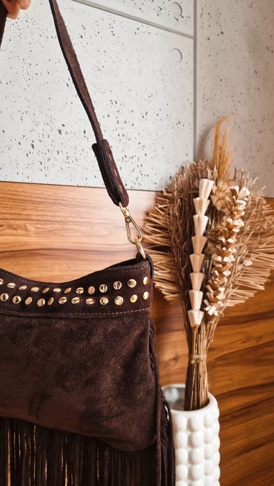 Czekoladowa zamszowa torebka z fredzlami ćwiekami Varlesca chicaca