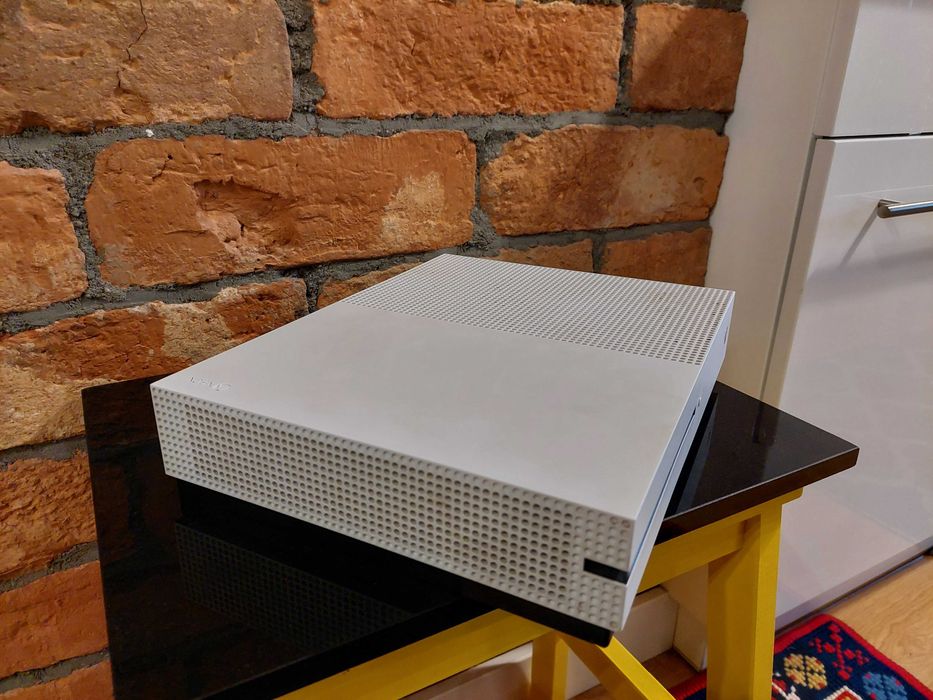 Konsola Microsoft XBOX ONE S 1TB 1681 napęd PAD gry FIFA słucha plomba