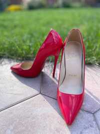 Шикарні червоні туфлі