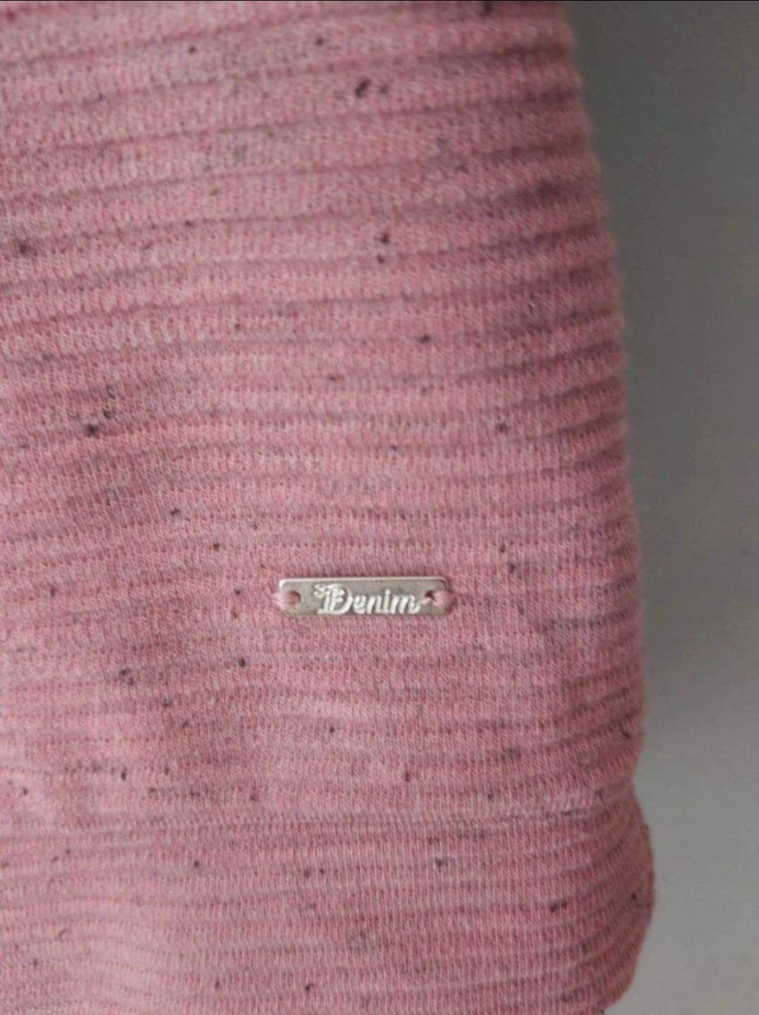 Różowy sweterek z marszczonymi rękawami