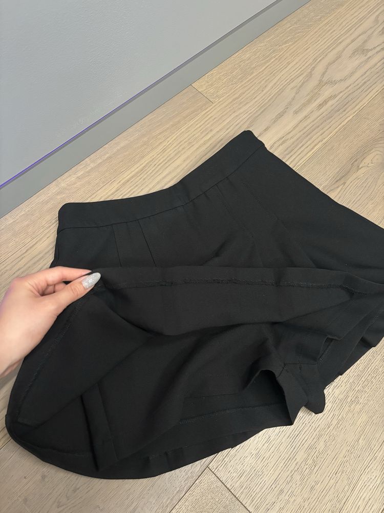 Чорна спідниця Zara S з шортами