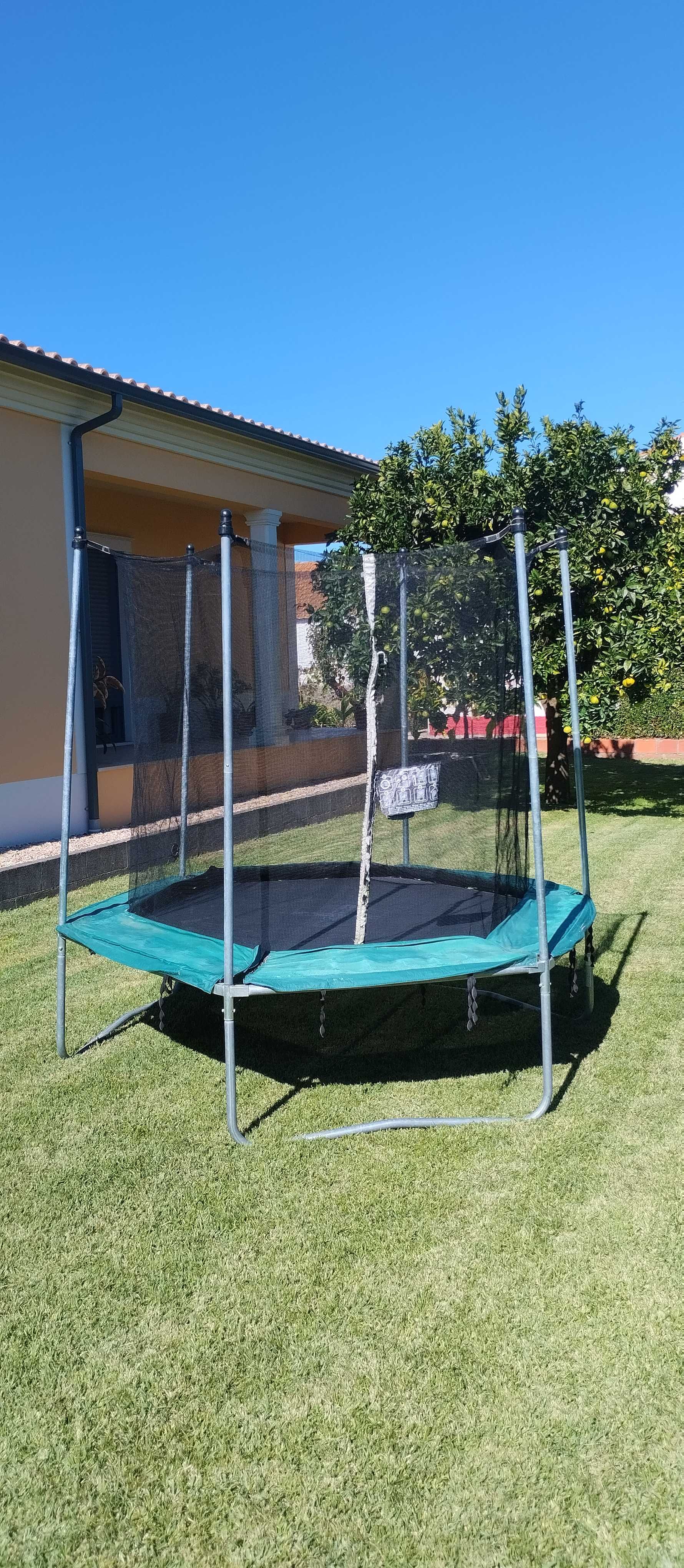 Trampolim hexagonal 240 cm com rede de proteção