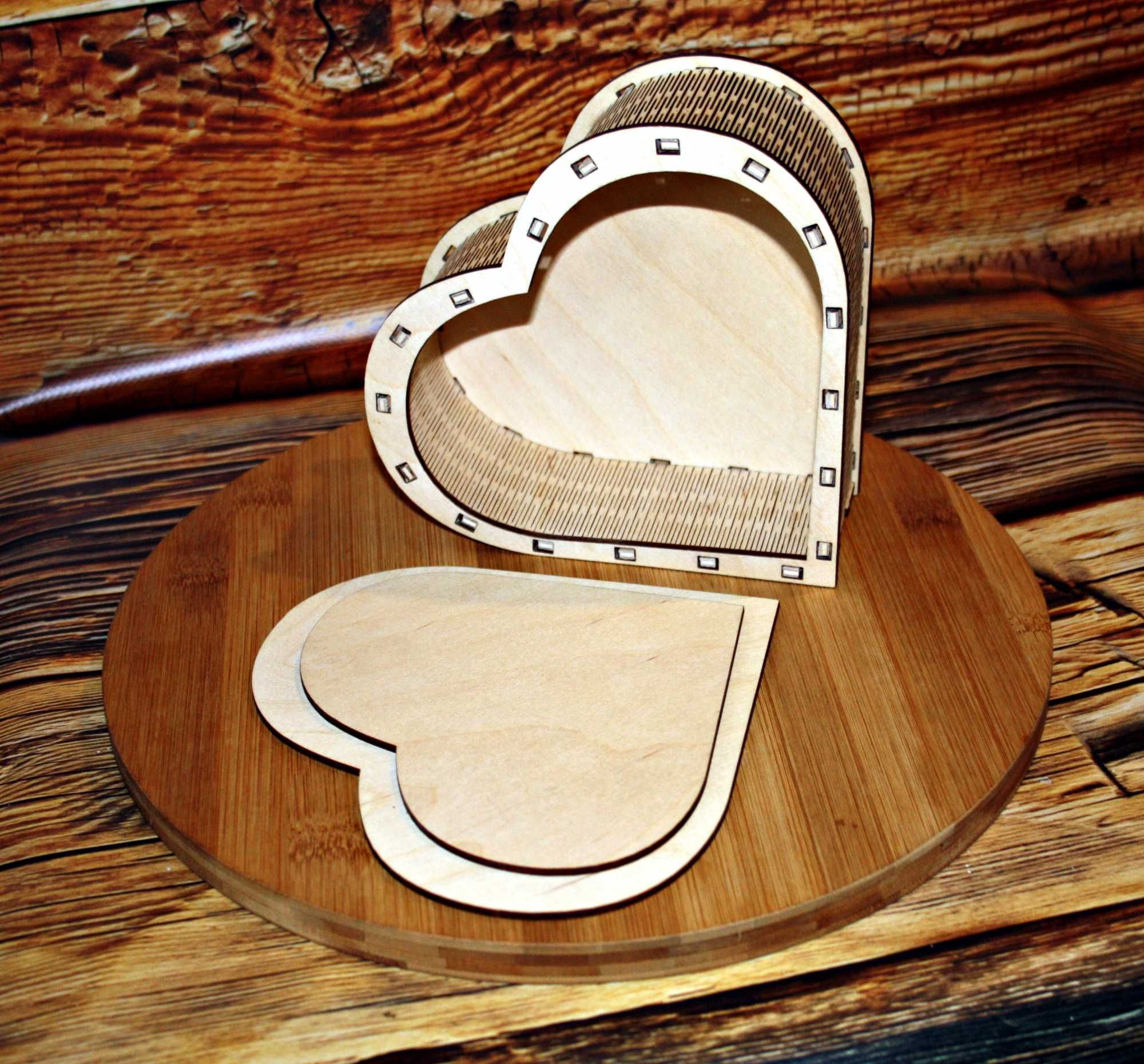 Drewniane pudełko prezentowe w kształcie serca