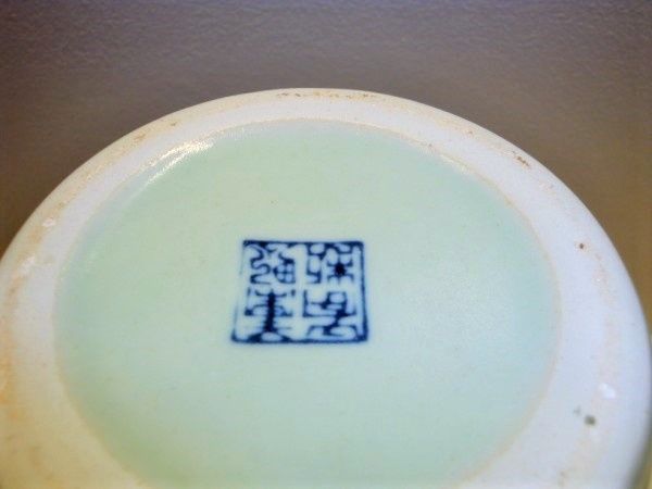 Antigo par de jarras em porcelana oriental com caracteres tom cobalto