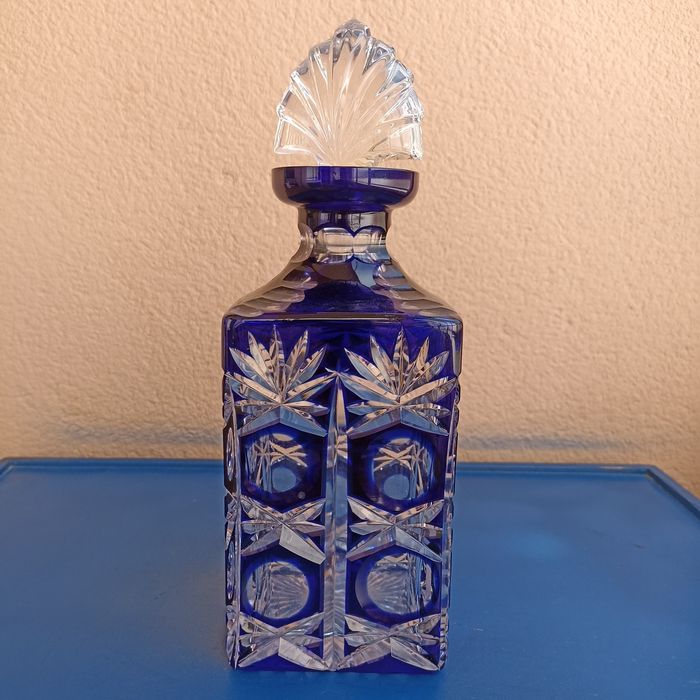 Garrafa de licor lapidada em cristal azul cobalto