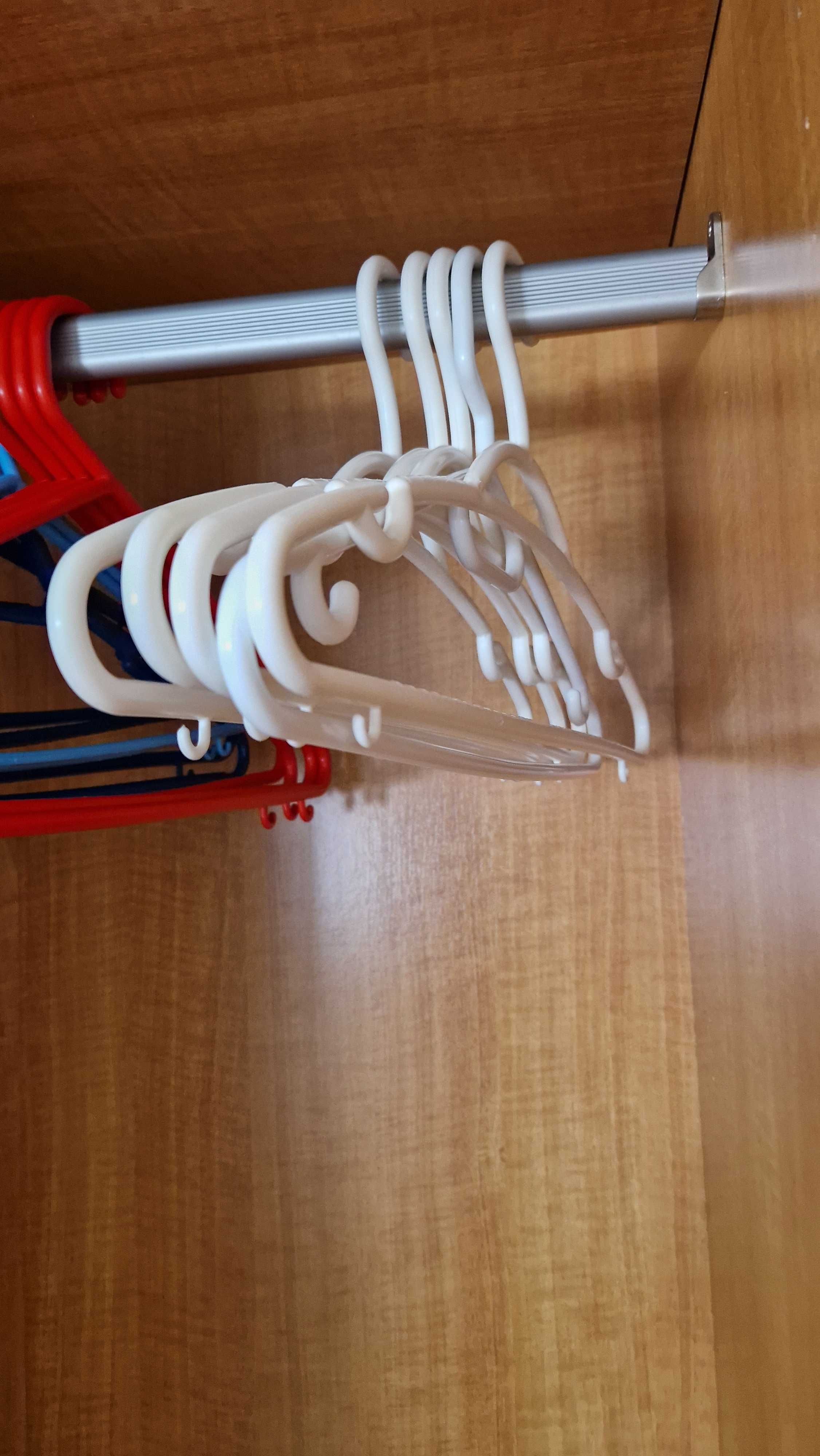Conjunto 14 cabides cores diversas de plástico