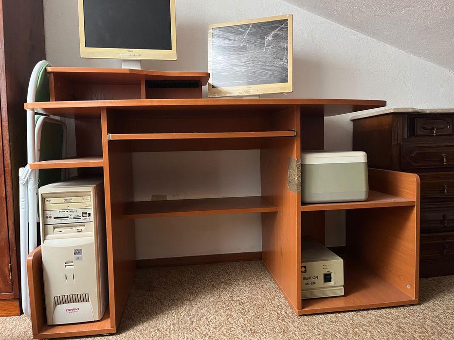 Vende se secretaria ou objetos na inagem