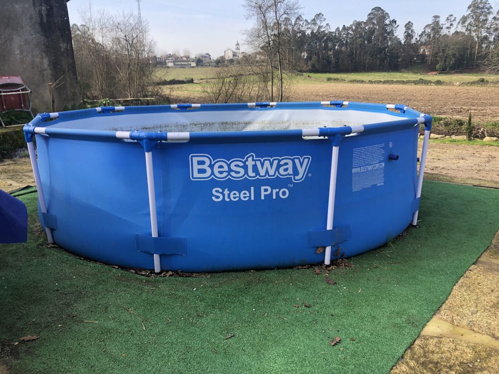 Piscina Bestway Steel Pro com 4,678 L