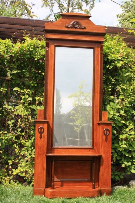 Tremo secesyjne z olbrzymim lustrem