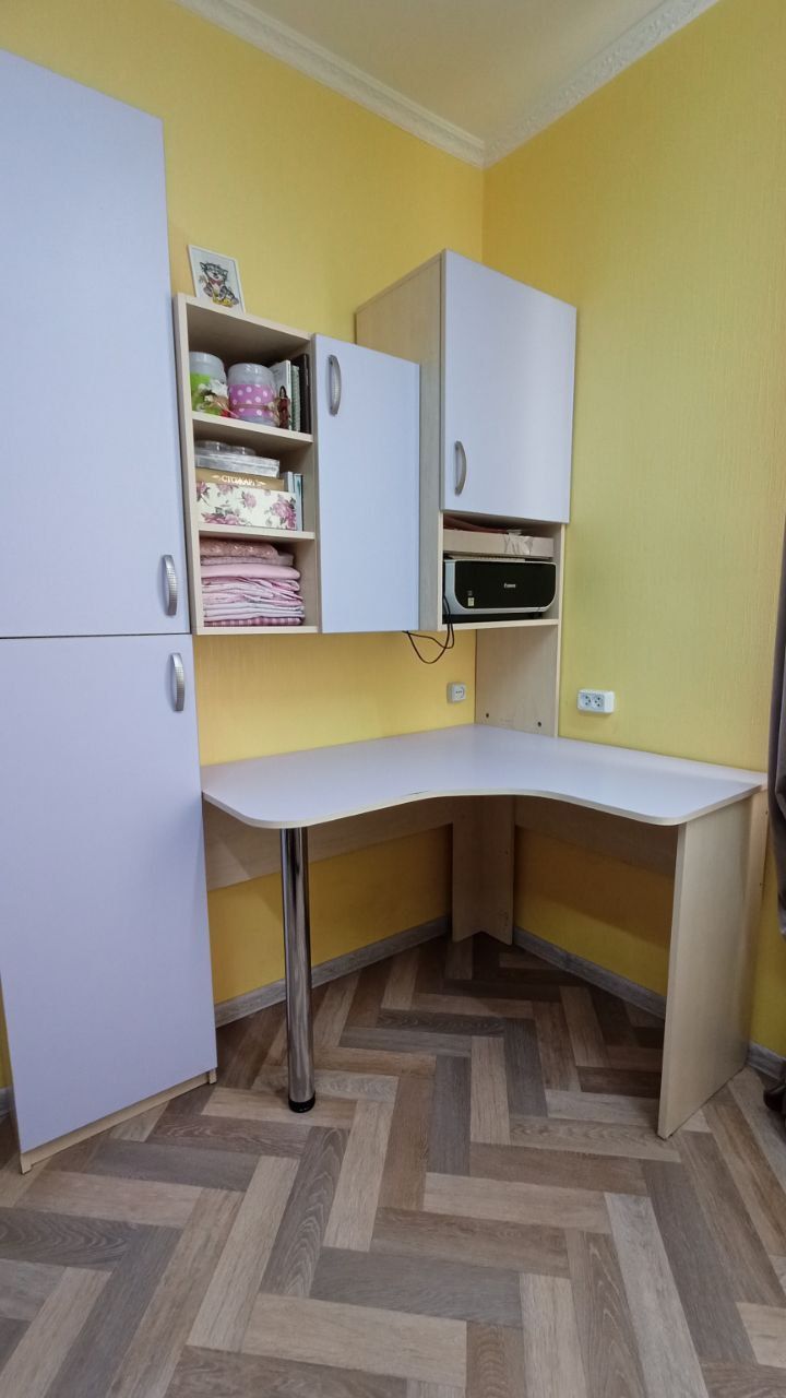 Письменный стол с шкафчиками
