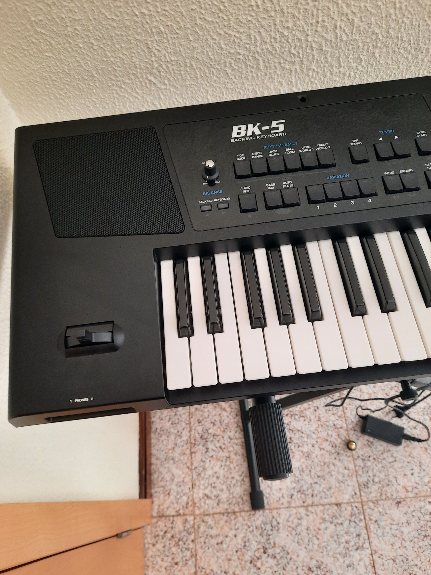 Piano como novo.