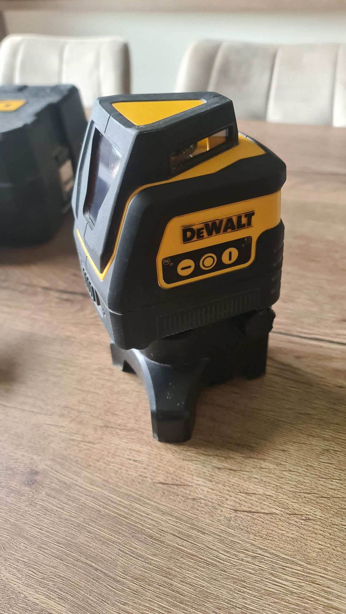 Laser DeWalt DW0811 wraz z detektorem lini lasera DeWalt DE0892