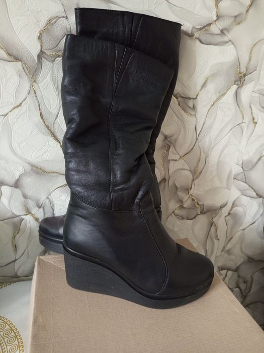 Зимові шкіряні сапоги на платформі