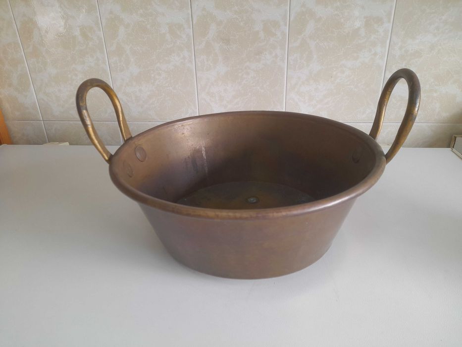 Bacia antiga em cobre