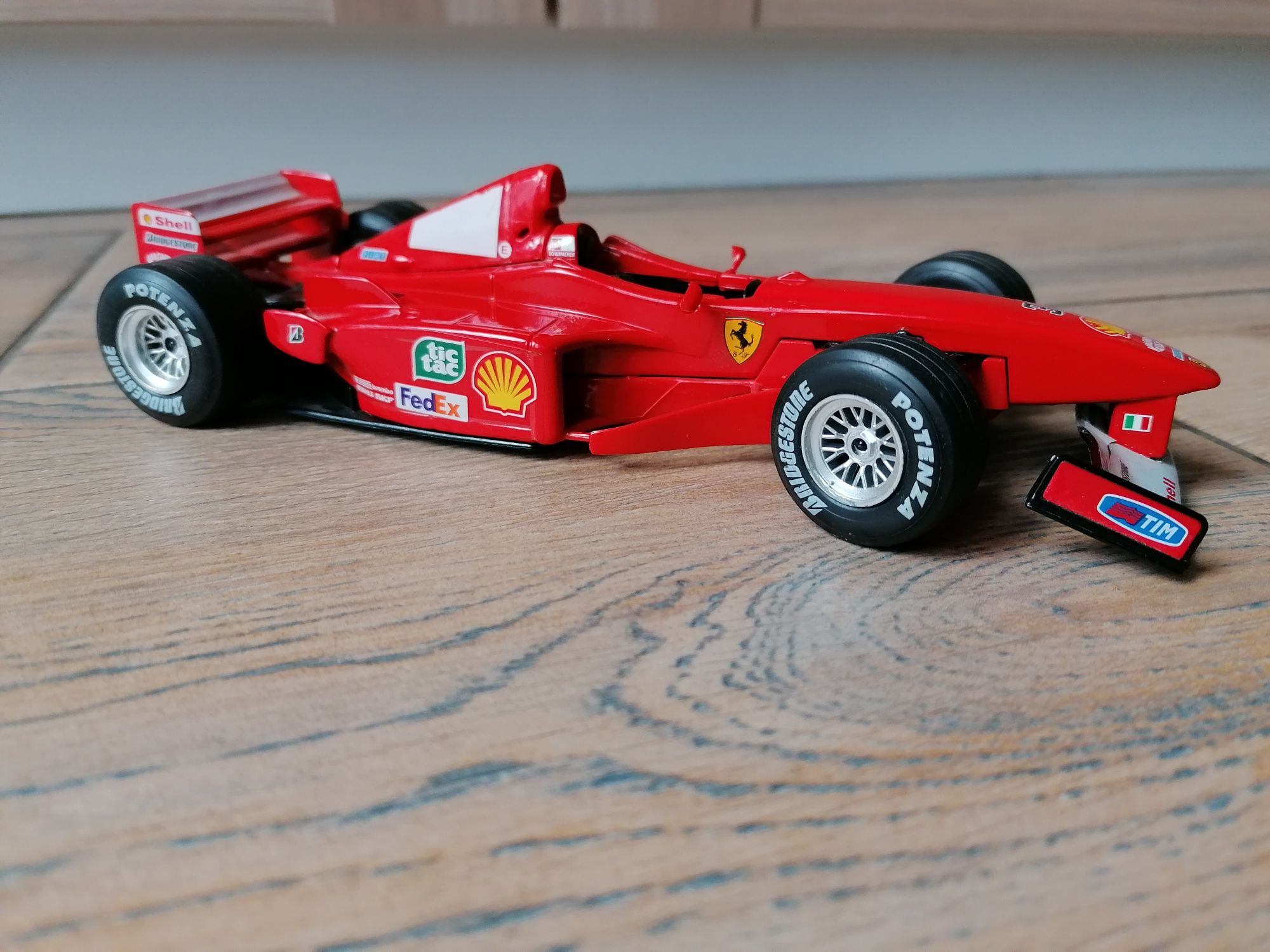 Samochód kolekcjonerski ferrari f300 skala 1/24