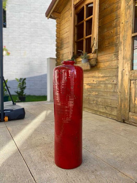 Jarrão decorativo de louça em tons de vermelho