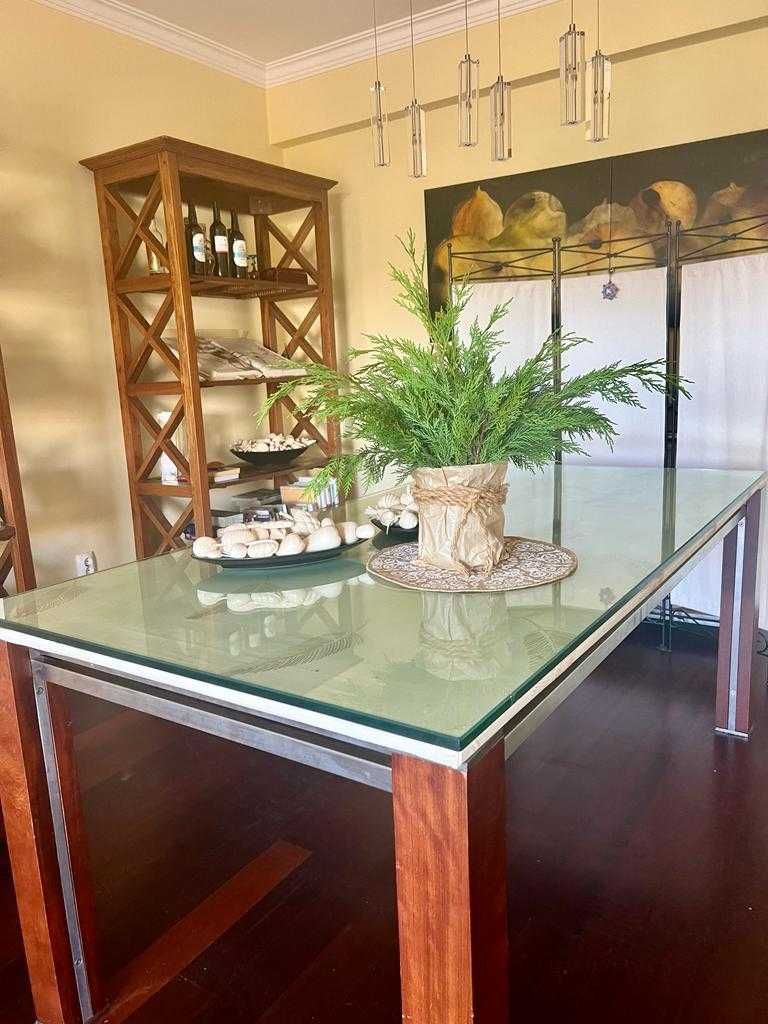 Mesa de vidro, madeira e aluminio