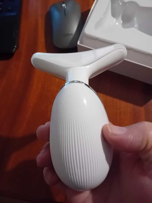 Massageador facial antirrugas com luz pulsada