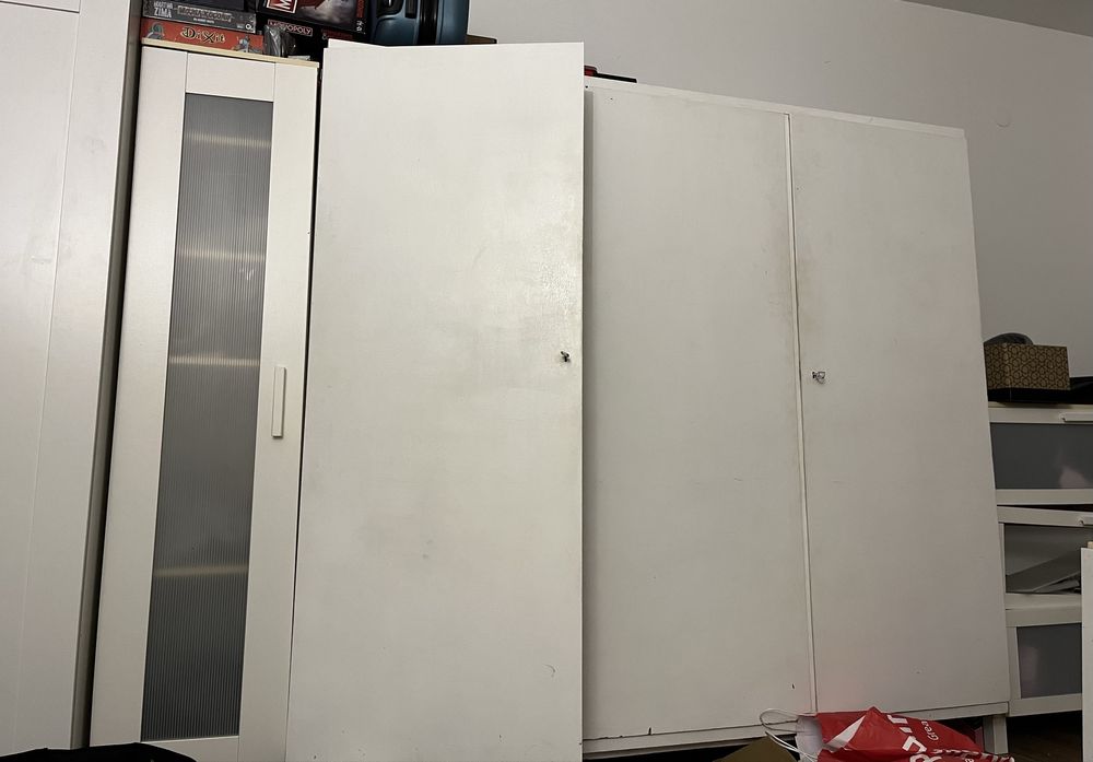 Duża trzydrzwiowa masywna biała szafa PRL