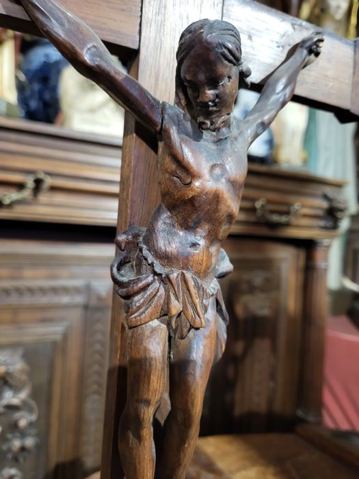 Stary rzeźbiony krzyż drewniany pasyjka