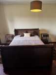 Cama e mesinhas em madeira carvalho