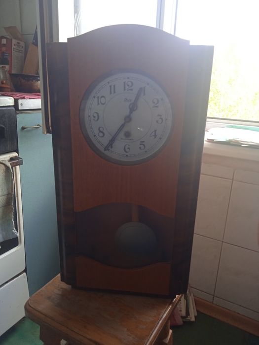 Настенные часы в дереве в рабочем состоянии