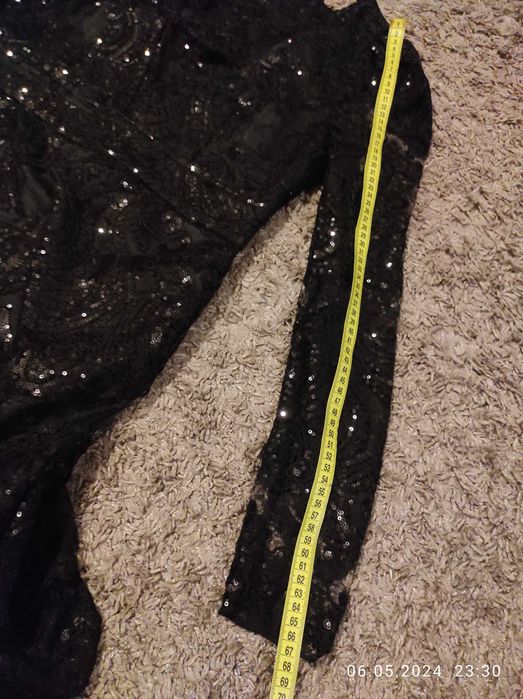 Elegancka błyszcząca mini sukienka z cekinami