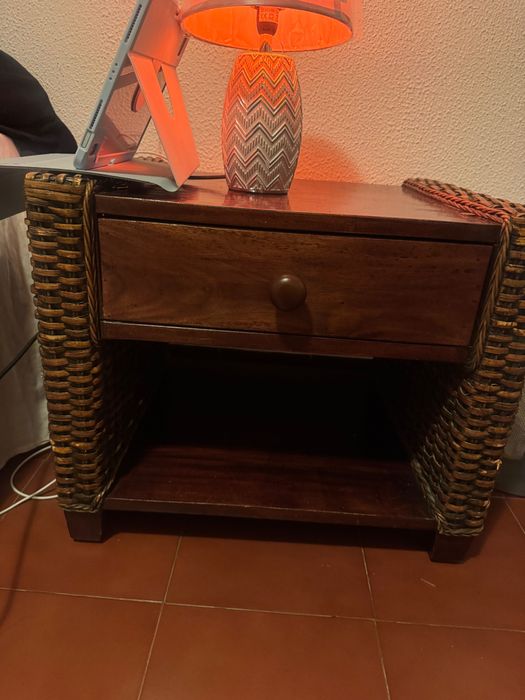 Cama de casal em ótimo estado com criado mudo e com móvel com gavetas