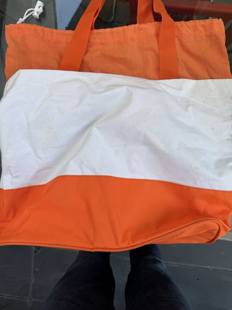 Saco de praia cor de laranja e branco