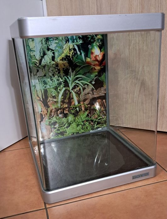 Świetne zamykane akwarium z podświetleniem