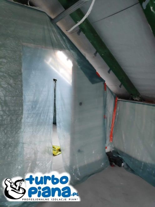 Ocieplanie poddasza pianka PUR Ocieplenia dachu piana