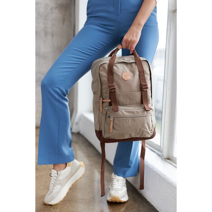 beżowo-brązowy, praktyczny plecak miejski zawieszony na regulowanych